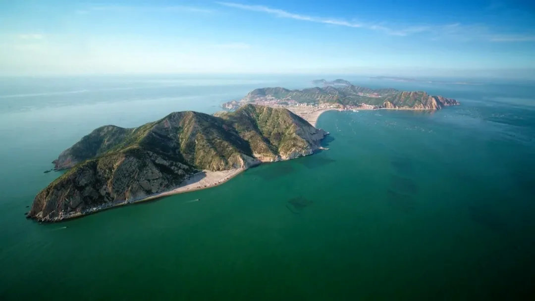 海防預(yù)警方案、海防監(jiān)測和預(yù)警監(jiān)控系統(tǒng)適合采用制冷型光電轉(zhuǎn)臺球型攝像機作為前端硬件